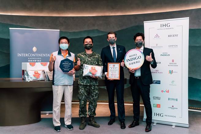 高雄洲際酒店攜手高雄英迪格致贈主廚特製冷凍料理包，慰勞化學兵弟兄（左起高雄市軍人服務站張執中站長、陸軍第八軍團第39化學兵群指揮官莊銘宗上校、高雄洲際酒店總經理羅嘉麒）。（高雄洲際酒店提供）