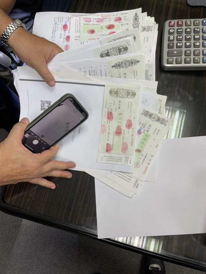 警方查扣到借据、本票等赃证物。(翻摄照片／林郁平台北传真）