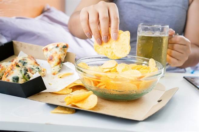 天天吃零食有多伤肝？多数人不知危险的「肝损伤线索」。（示意图／Shutterstock)