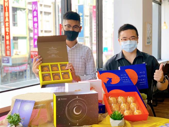 多那之中秋节也抢攻月饼礼盒，包括经典的「金煌酥」、菠萝蛋黄酥、亲民蛋黄酥组等。（柯宗纬摄）