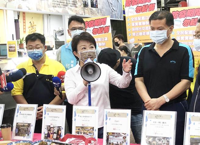 台中市長盧秀燕強調，台中沒有鬆懈的本錢，防疫期間還是要維持一定的限制與規範，台中還是維持警戒二級的規範，到餐廳內用保持社交距離。（陳世宗攝）