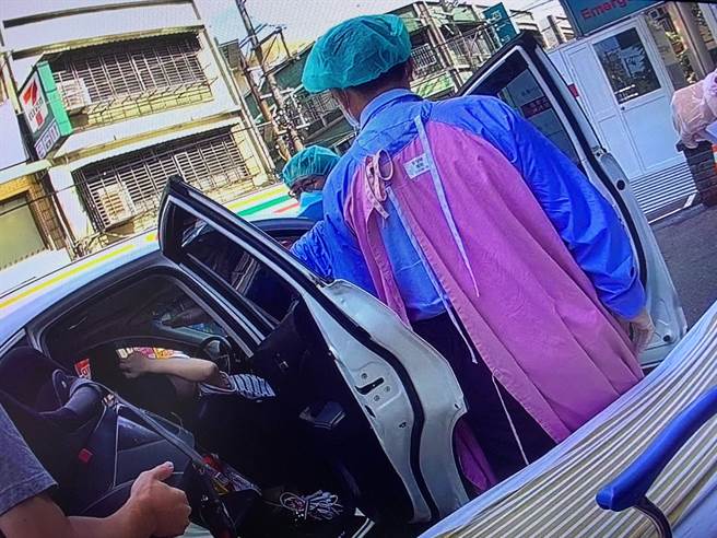 桃园市龟山警分局陈姓员警协助孕妇开道，6分钟就赶抵医院。（警方提供）