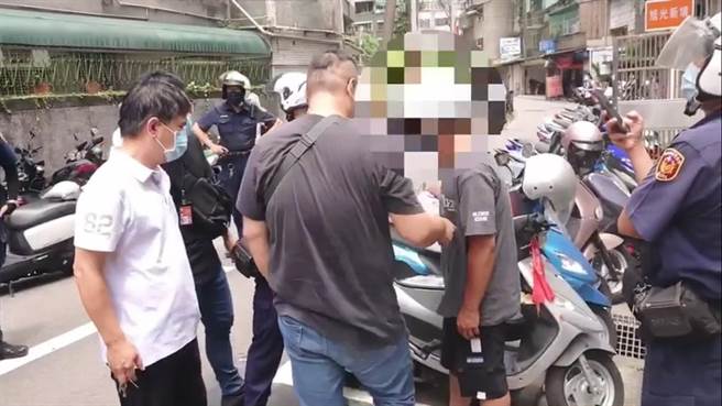 警方在板桥阳明街围捕魏嫌到案。（王扬杰翻摄）