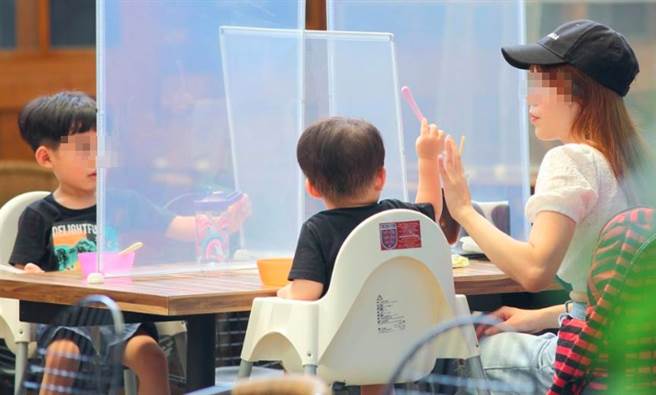 示意圖，疫情下餐廳隔板用餐。（張鎧乙攝）
