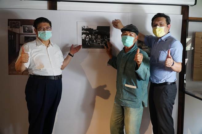 新竹县长杨文科（左起）、摄影大师叶裁、龙瑛宗长孙刘仲岱，共同挂上摄影作品「北埔传统市场」。（庄旻静摄）
