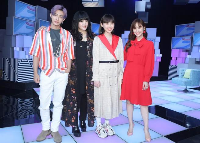 歌后魏如萱（右２）上炎亚纶、唐绮阳、吴姗儒（左1、左2、右1）主持公视《36题爱上你 》谈拿金曲奖的心路。（公视提供）