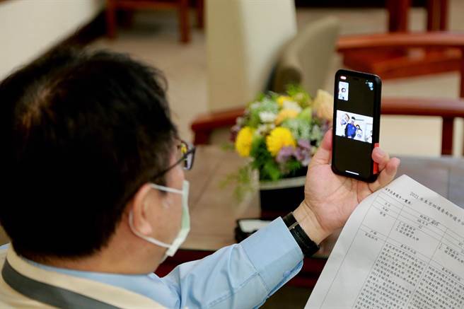 台南市長黃偉哲透過視訊替參加東京帕運的台南市選手加油打氣，期許奪得佳績、凱旋而歸。（市府提供／洪榮志台南傳真）