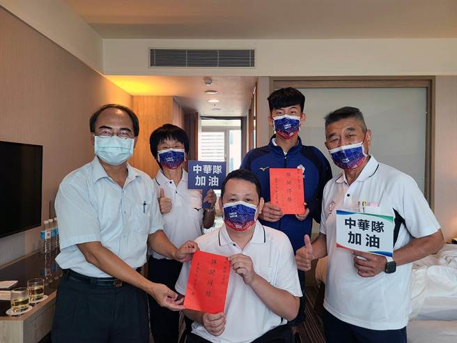 台南市體育處長林義順代表市長黃偉哲致贈參加東京帕運的2名台南市選手各1萬元營養金。（市府提供／洪榮志台南傳真）