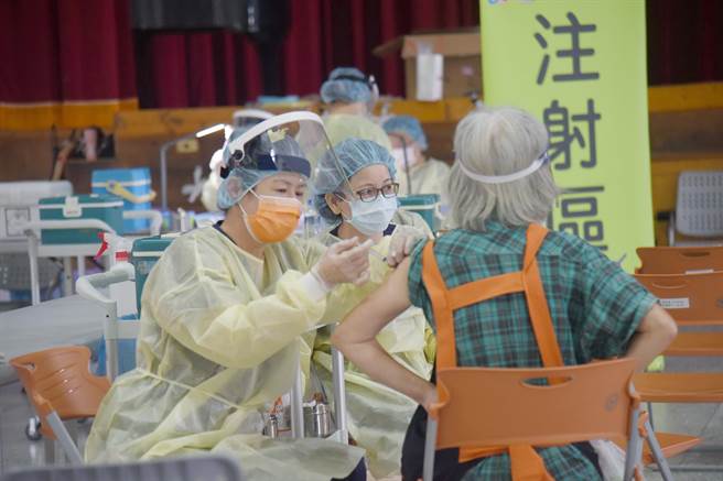 南投縣府針對轄內66歲及原住民56歲長輩造冊，自19日一連接種3天，各接種站秩序良好。（陳淑芬攝）