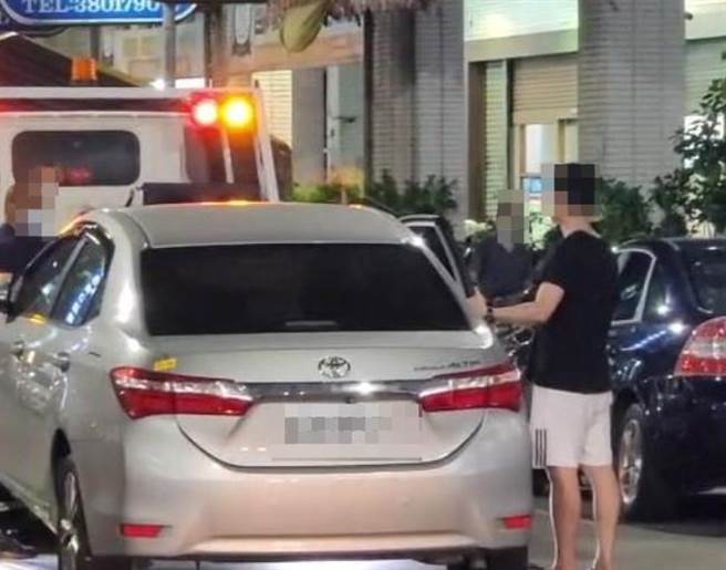 违停车主紧追拖吊车，卢小小的行为被目睹的民眾拍下PO网。（翻摄脸书爆料公社／石秀华高雄传真）