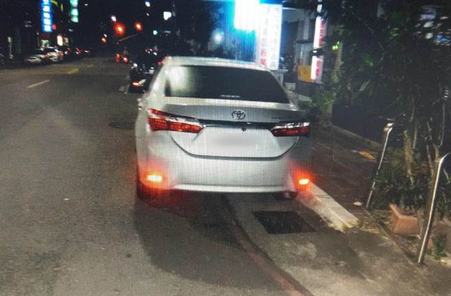 银色自小客车违停在三民区义明街的红线上，警方拍照后依规定拖吊。（翻摄照片／石秀华高雄传真）