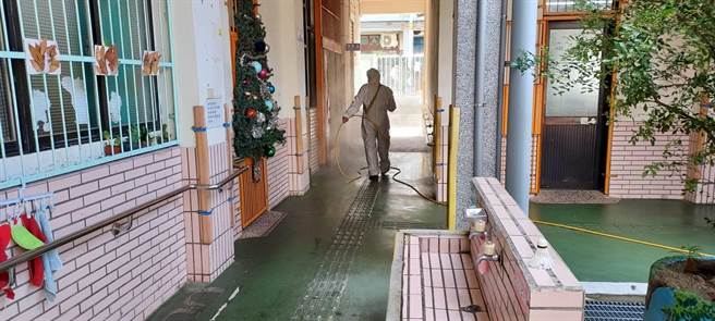 為了迎接開學，新竹縣各級學校近日開始校園環境消毒、整理。（新竹縣政府提供）