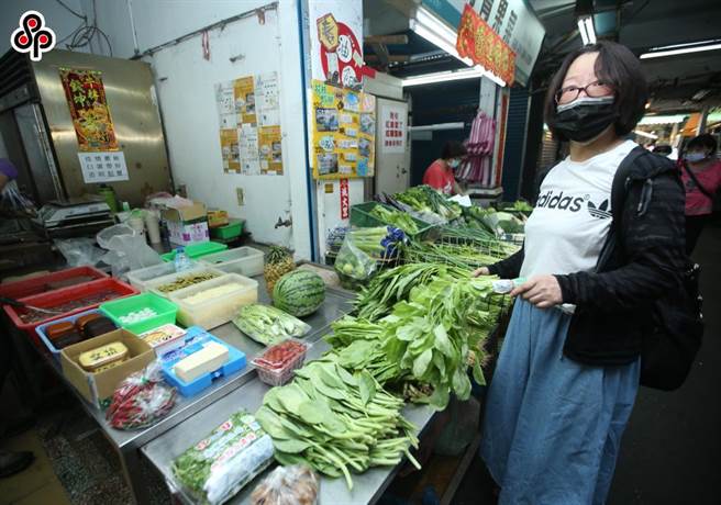 8月上旬、中旬中南部多个县市降下豪大雨，造成蔬菜产地严重受损、供应减少，菜价也随之飙高。（报系资料照）