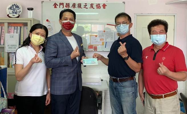 品丰证券投顾董事长蔡彰锽夫妇捐赠善款10万元，金门县康復之友协会理事长杨荣时（右二）、县府社会处长董燊（右一）代表接受。（县府社会处提供）