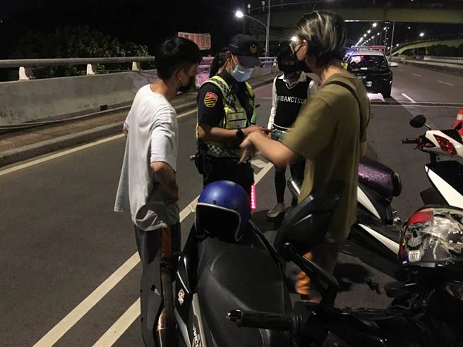 新店警分局配合环保局取缔噪音车。（新店分局提供）