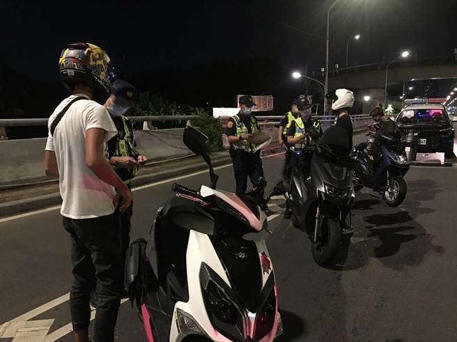 新店警分局配合环保局取缔噪音车。（新店分局提供）