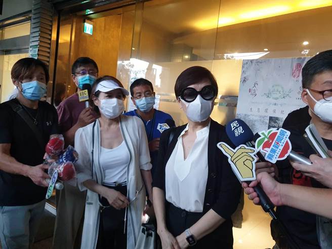 向娃（左）和方芳芳赴靈堂哀悼李行導演。（孫伊萱攝）