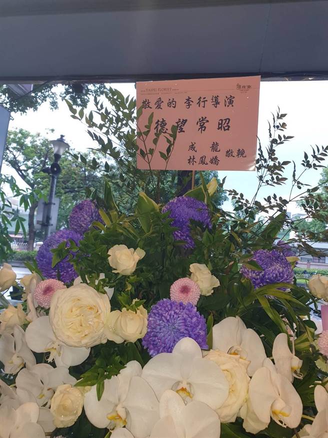 成龍、林鳳嬌夫婦獻上花籃。（孫伊萱攝）