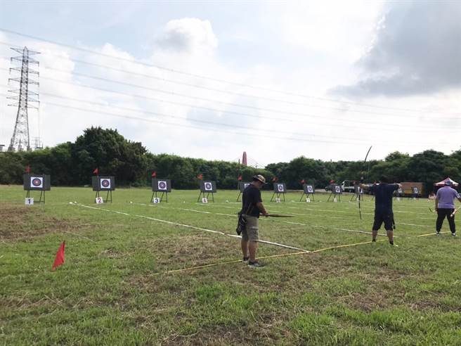 台中市21日在烏日多功能草皮，舉行「理事長盃原住民傳統射箭全國觀摩賽」。(台中市政府提供)