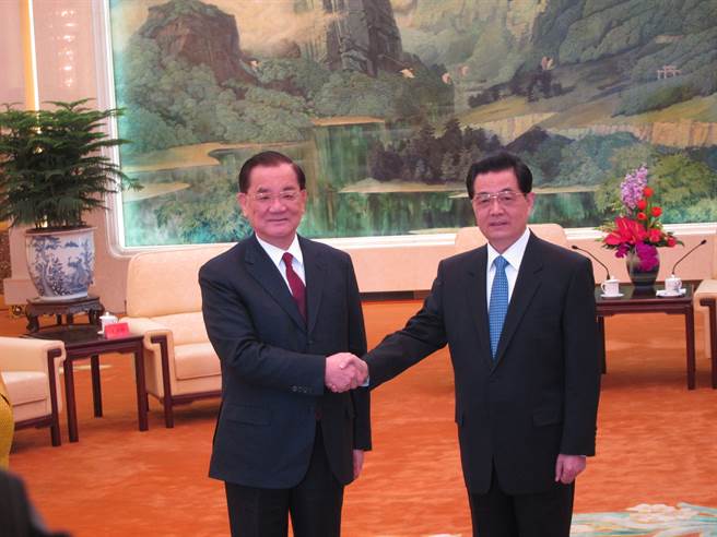 时任国民党荣誉主席连战（左）与大陆国家主席胡锦涛进行「连胡会」。（本报系资料照片）