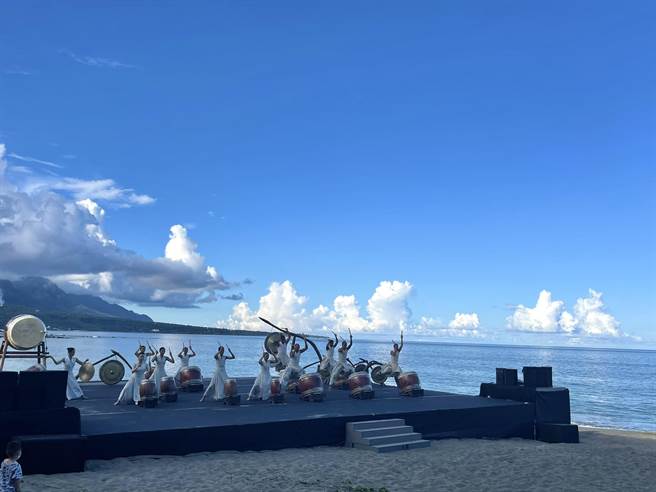 杉原海水浴場24日開放回歸台東縣民使用，台東縣府與卑南鄉公所21日邀請優人神鼓表演揭開序幕，有民眾到場手持拆除美麗灣建物毛巾表達訴求。（民眾提供／蔡旻妤台東傳真）