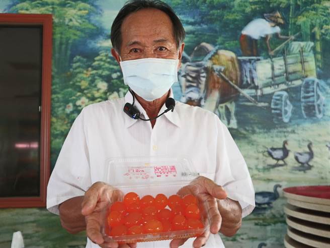 台南鸭庄休閒农场老板苏清发说，他们除了贩售咸蛋黄，还提供DIY制作。（张毓翎摄）