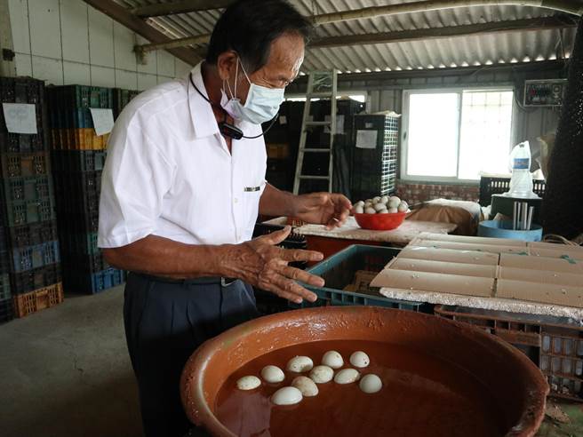 苏清发说，制作咸蛋黄，光是腌渍这道工序就得耗时30天。（张毓翎摄）