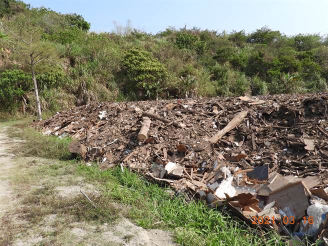 高市府环保局去年3月接获通报，指称田寮区有多笔土地遭不法人士弃置废弃物，环检警近日查获何姓男子涉嫌勾结业者，将事业废弃物弃置于田寮区，高市府环保局针对4家违规业者，依违反废弃物清理法重罚70万2千元外，并废止其清除许可证。（高市府环保局提供／洪浩轩高雄传真）