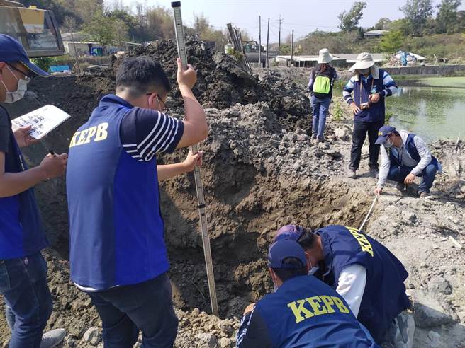 高市府环保局去年3月接获通报，指称田寮区有多笔土地遭不法人士弃置废弃物，环检警近日查获何姓男子涉嫌勾结业者，将事业废弃物弃置于田寮区，高市府环保局针对4家违规业者，依违反废弃物清理法重罚70万2千元外，并废止其清除许可证。（高市府环保局提供／洪浩轩高雄传真）