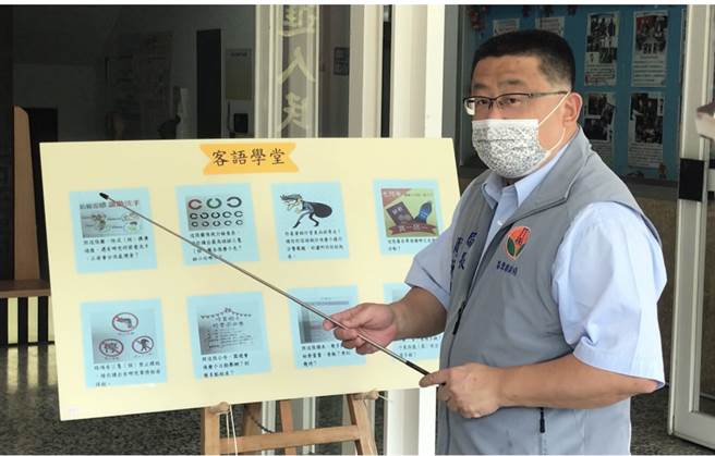 苗栗土生土長的警察局長周煥興，利用每週主管會報後，親自教授主秘、刑大大隊長及5位分局長客語，今天也率領他們參加客語認證檢定。(戴志揚翻攝)