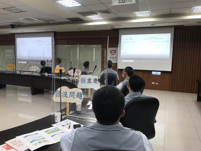 苗栗土生土長的警察局長周煥興，利用每週主管會報後，親自教授主秘、刑大大隊長及5位分局長客語，今天也率領他們參加客語認證檢定。(戴志揚翻攝)