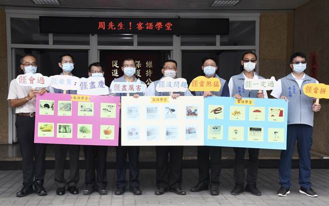 苗栗土生土長的警察局長周煥興，利用每週主管會報後，親自教授主秘、刑大大隊長及5位分局長客語，今天也率領他們參加客語認證檢定。(戴志揚翻攝)