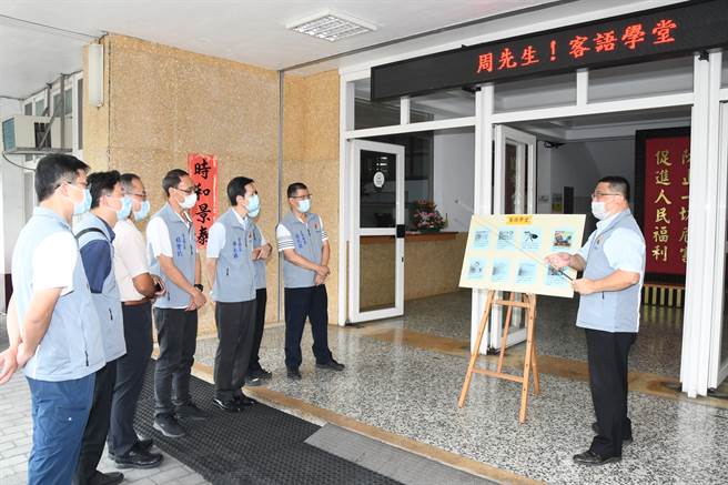 苗栗土生土長的警察局長周煥興，利用每週主管會報後，親自教授主秘、刑大大隊長及5位分局長客語，今天也率領他們參加客語認證檢定。(戴志揚翻攝)