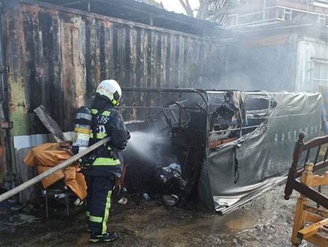 一輛電動自行車疑因充電太久起無名火，貨櫃屋付之一炬、一名外籍男移工遭灼傷。（民眾提供）