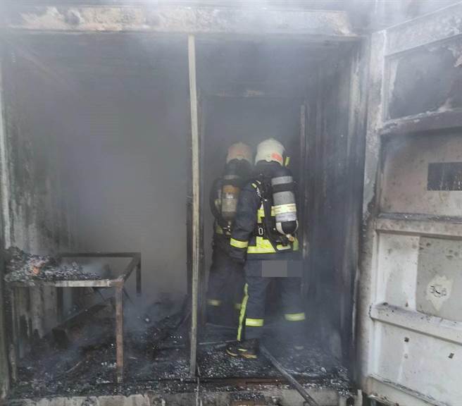 一輛電動自行車疑因充電太久起無名火，貨櫃屋付之一炬、一名外籍男移工遭灼傷。（民眾提供）