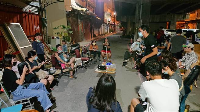 10多位声援者重回黄家现场，召开晚会。（程炳璋摄）