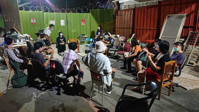 黄春香与声援者重回黄家现场，召开晚会讨论后续计画。（程炳璋摄）