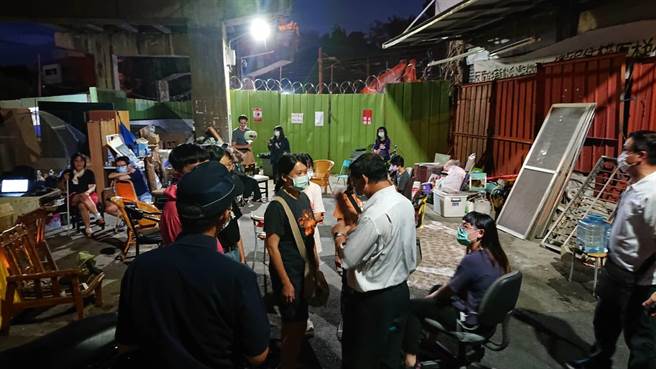 辖区警方到现场了解聚集学生与声援者诉求。（程炳璋摄）