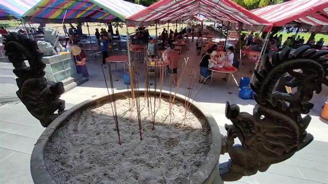 台東市殯葬園區中元普度民眾比往年少了6成以上，為避免群聚，今年不提供椅子。(民眾提供／蔡旻妤台東傳真)