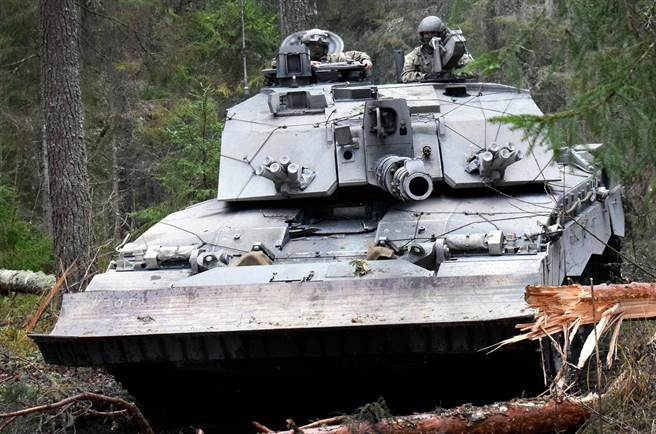 英國陸軍「挑戰者2式」主力戰車將被「扒光」，以進行嚴密檢測和修理，並換裝新動力設備。（圖／英國陸軍臉書）