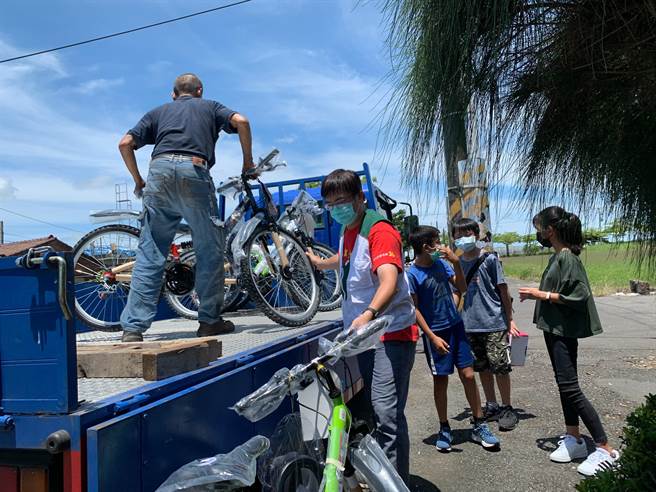 戴竹基金会展今年捐赠200辆单车给云嘉南家扶儿。（北台南家扶中心提供／张毓翎台南传真）