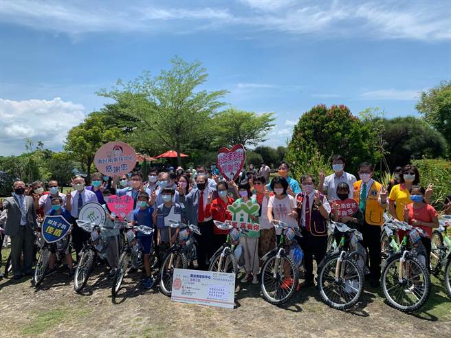戴竹基金会21日在戴父故居牛园举办助学金暨单车捐赠仪式。（北台南家扶中心提供／张毓翎台南传真）