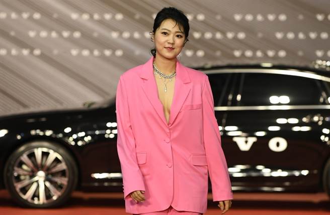 曹雅雯穿中空装露半球。（图／台视提供）