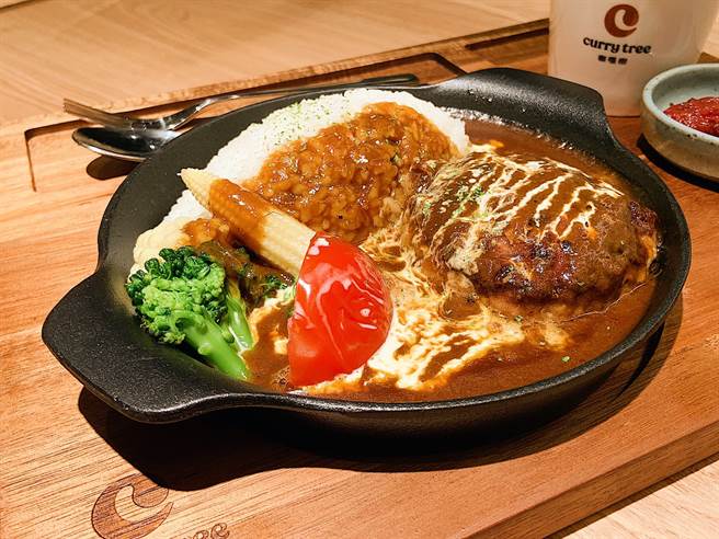 汉堡肉採用菲力牛排捏制，浓醇肉汁搭配高温250度铁板浓缩咖哩酱汁，最终淋上奶油酱汁，是浓上加浓的疗癒风味。（图／杨婕安摄）