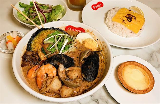 「综合海鲜汤咖哩」以帆立贝、大虾仁、蛤蜊、花枝、淡菜呈现丰富的海鲜风味，搭配原味汤咖哩更显层次丰富。（图／杨婕安摄）