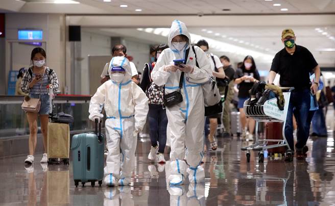 沈政男指出，要挡下可怕的Delta病毒，「14天检疫」才是阻断Delta传播的最可靠手段，绝对不能放！图为桃园机场入境旅客。(范扬光摄)