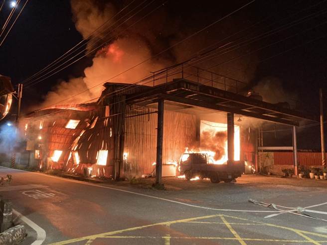 高市大寮區潮興路的一家家具倉庫21日晚間近8時許傳出火警，火焰照亮夜空，倉庫瞬間陷入一片火海。（翻攝照片／石秀華高雄傳真）