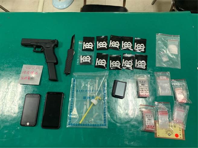 警方在陳男車內查扣到安非他命、毒咖啡包、彈簧刀、空氣槍等贓證物。(翻攝照片／林郁平台北傳真）