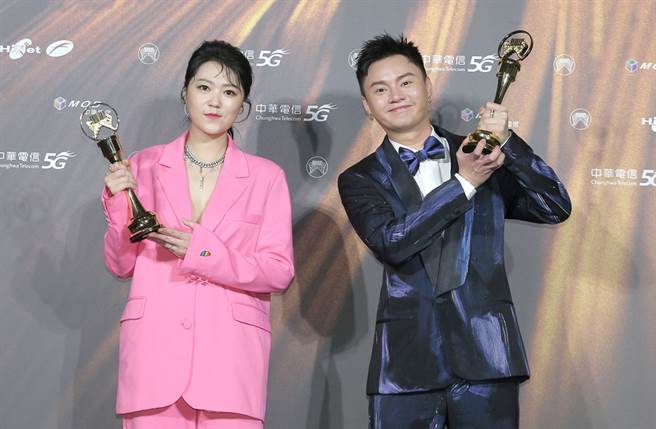 最佳台語男女歌手獎得主許富凱（右）、曹雅雯。（圖／粘耿豪攝）