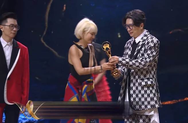 賴予喬側身洩超兇身材。(畫面由台視提供)